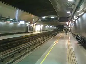 Une rame quittant la station en direction de Vicente Valdés.