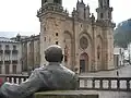 Statue d'Álvaro Cunqueiro face à la cathédrale de Mondoñedo.