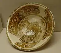 Coupe, lustre métallique polychrome sur pâte siliceuse, IXe siècle, Suse (Iran), Louvre