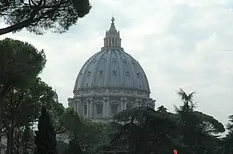 Le dôme de Saint-Pierre vu des musées du Vatican.