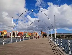 Le pont Reine Emma, vu depuis l’Otrobanda, en direction de Punda