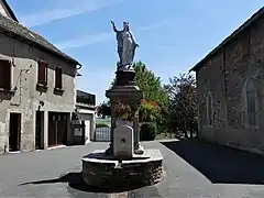 Fontaine surmontée d'une statue de l'Immaculée Conception dans le bourg.