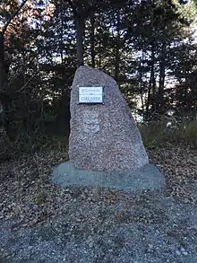 Stèle marquant l’entrée dans la commune