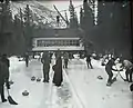 Curling extérieur au carnaval d'hiver de Banff, 1917. On aperçoit le mont Rundle en arrière-plan.