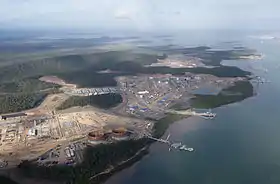Photo aérienne montrant une installation industrielle en bord de mer