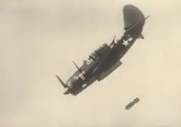 Helldiver SB2C-1 effectuant un bombardement en piqué (1943).