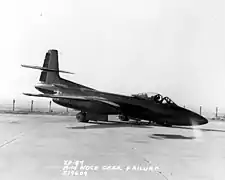 XP-87 accidenté à la suite de l'effacement du train avant.