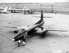 XP-87 sur le tarmac avec des C-47 et des B-17 en arrière-plan.