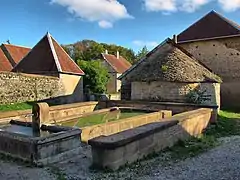 Le lavoir et le four banal.