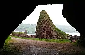 Les scènes avec Davos, Mélissandre et l'Ombre ont été tournées dans les grottes de Cushendun (Irlande du Nord).