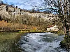 Le moulin du Bas et son barrage courbe sur le Lison.