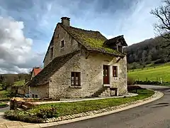 Vieille maison au toit de lauzes.