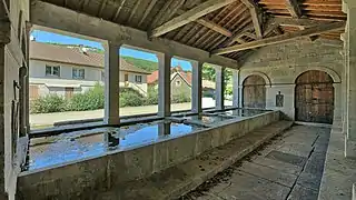 Vue intérieure du lavoir avec les bassins.