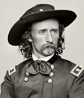 Portrait de George Armstrong Custer en tenue.