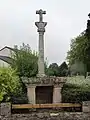 Calvaire sculpté avec colonne sculptée.