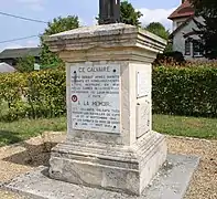 Base d'un calvaire commémorant les soldats tués pendant les batailles de cuts (1914) et du Mont de Choisy (1918).