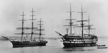 Le Cutty Sark à côté du navire-école HMS Worcester