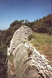 À Venasque, dans le vallon de Carroufa, au lieu-dit la Lauze, la borie classée 26