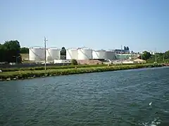 Les cuves de carburants de la ZA du Maresquier sur la rive ouest du canal.