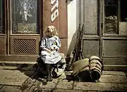 Reims sous les bombes allemandes, une fillette dans la rue, 1917.