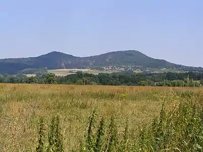 Monts Slavíček (535 m) et Tisový (540 m).