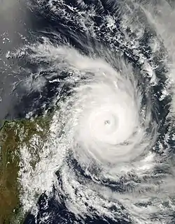 Le cyclone tropical intense Indlala près de sa force maximale.