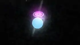 Vue d'ensemble de Cygnus X-3 : l'étoile de type WN 4-6 (en bleu) et l'objet compact entouré d'un disque d'accrétion (en rouge)(en) Francis Reddy, « Fermi Telescope Peers Deep into Microquasar », sur le site de la NASA, 11 juin 2009 (consulté le 14 avril 2019)..