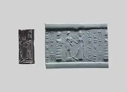Sceau-cylindre avec empreinte représentant une scène de présentation d'un fidèle (au centre) devant la déesse Ishtar (à droite) en présence d'une déesse Lam(m)a (à gauche). (XVIIIe – XVIIe siècle av. J.-C.). Metropolitan Museum of Art.