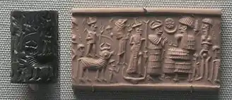 Divinités approchant un personnage sur un trône, sans doute le roi. On y repère notamment Adad, le dieu de l'Orage, sur un taureau, et Sîn, le dieu-lune, sur sa barque.