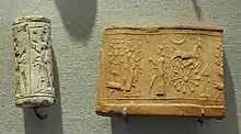 Sceau-cylindre en calcaire représentant une scène de culte du dieu-soleil Shamash, situé dans un temple stylisé. Musée du Louvre.