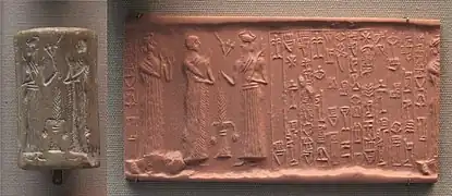 Sceau d'un fonctionnaire le représentant introduit par une déesse protectrice en présence du dieu Meslamta-ea. British Museum.Traduction de l'inscription : « Pour le dieu Meslamta-ea, le roi, la puissance vraie de Lagash, pour la vie du divin Shulgi, l'homme fort, le roi d'Ur, Kilula, le porte-chaise, le fils d'Ur-Bagara, a façonné (ce sceau). Le nom de ce sceau est : « Mon roi, puissé-je vie (par) sa bienveillante sagesse ! »,. »