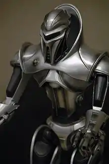 Robot gris métallisé sombre vu de face avec une collerette cachant son cou.