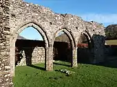 Arcades de pierre gothuque subsistant d'un ensemble plus vaste en ruines.