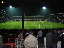 Photographie d'un stade de football depuis les tribunes.