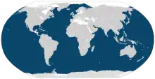 Planisphère de couleur grise représentant en bleu la présence de la Baleine à bosse dans le monde (Océans du monde entier, sauf la mer Méditerranée ou la mer Baltique notamment).