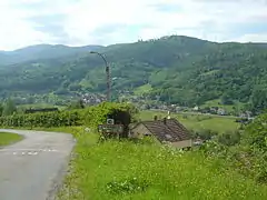 Début de l'ascension par le versant nord. Vue sur Luttenbach-près-Munster plus bas.