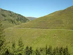 Vue en arrière sur une portion de l'ascension vers Peyresourde Balestas, sur la route D117, juste après le col de Peyresourde.