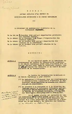 Décret portant création du Service de documentation extérieure et de contre–espionnage (SDECE), version préparatoire annotée par le président du Conseil Charles de Gaulle. Le décret est pris en Conseil des ministres le 28 décembre 1945 et promulgué le 4 janvier 1946, mais non publié au Journal officielFaligot et Krop 1985, p. 58. ,Faure 2004, p. 205. ,Sébastien Laurent (dir.), Politiques du renseignement, Pessac, Presses universitaires de Bordeaux, coll. « Espace public / Histoire », 2009, 355 p. (ISBN 978-2-86781-548-5, lire en ligne), p. 295.,Bertrand Warusfel, Contre-espionnage et protection du secret : Histoire, droit et organisation de la sécurité nationale en France, Panazol, Lavauzelle, 2000, 496 p. (ISBN 2-7025-0451-5), p. 52.. Archives nationales de France.