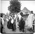 Défilé de jeunes circoncis après la cérémonie d’initiation, Diangana, (Guinée), 29 mars 1899