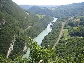 Le viaduc de Longeray franchit le Rhône dans le défilé.