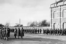 Défilé des troupes de la 2e division légère mécanique devant le général Bougrain. Boué (Aisne), le 24 février 1940.