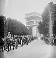 Canons de 155 C modèle 1917 Schneider du 32e RAD le 14 juillet 1927 devant l'Arc de triomphe de l'Étoile.