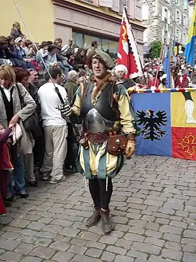 Grand défilé en costumes de la fête du roi de l'oiseau, au Puy-En-Velay (France).