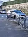 La barrière percutée par le car