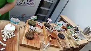 Stand de fromages végétaux lors du VeggieWorld 2018.