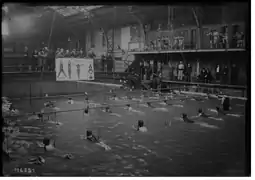 Démonstration de natation scolaire avec appareil Trotzier piscine Ledru-Rollin 1927