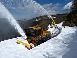 Déneigement de la route des Crêtes le 19 avril 2016 sous le Rainkopf.