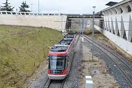 Tram quittant la station Aéroport Lyon Saint-Exupéry, en direction de Lyon Part-Dieu.