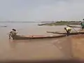 Départ d'une pirogue sur la rive de Zébé Marao