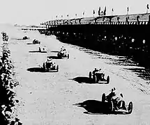 Départ du Grand Prix de l'ACF 1923, à Tours (avec ici l'une des trois Type 32 'Tank' engagées, au cinquième rang de la photo).